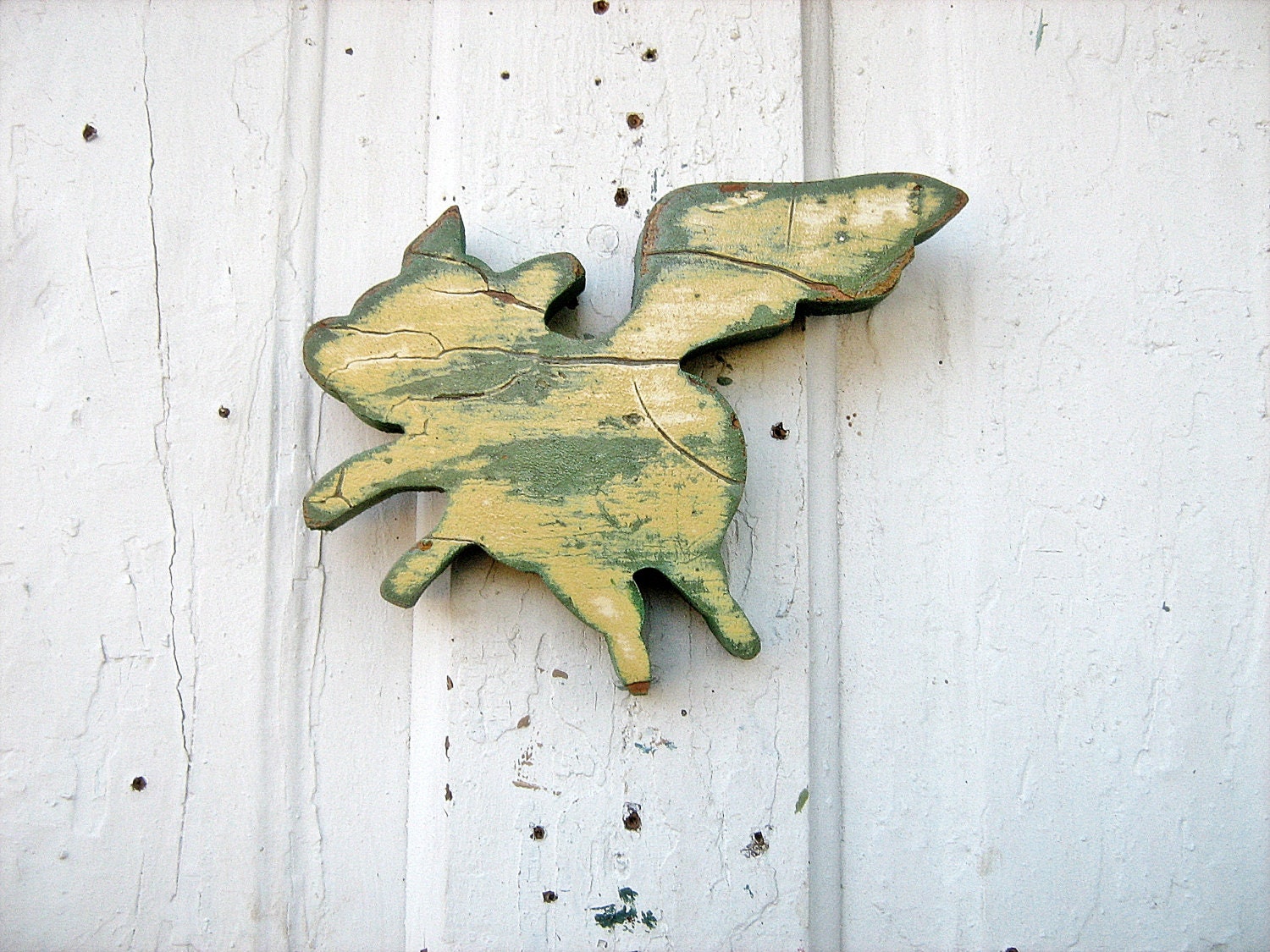 Flying Pig Green Gold Recycled Wood - woodenaht
