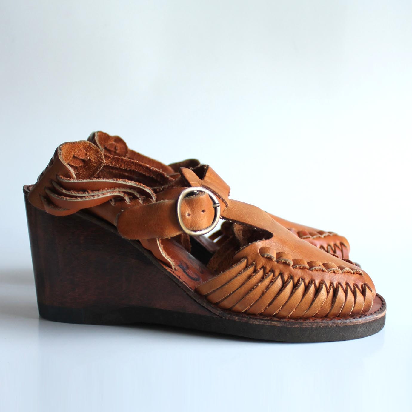 RESERVED shoes 6 wood sole platform sandals. honey woven leather t strap. 70s 80s NOS.