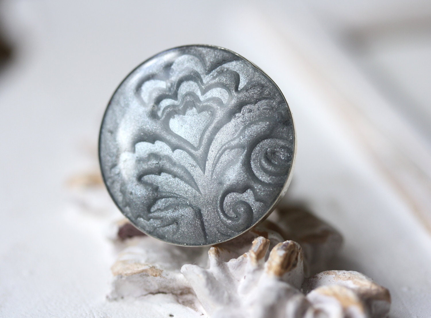 Silver grey ring with lace print and pearl finish