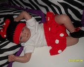 Photo prop : Crocheted Minnie Mouse set for baby girls hat, too too built in diaper cover and booties