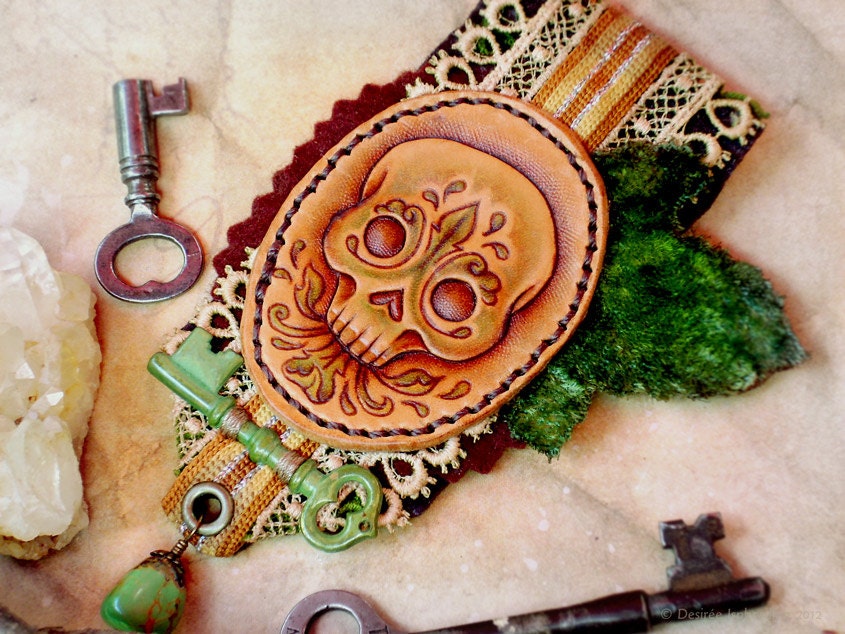 The Verdant Skull - leather & fiber brooch