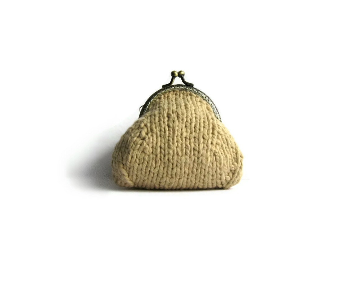 Retro Purse Knitted in Beige Cotton Yarn
