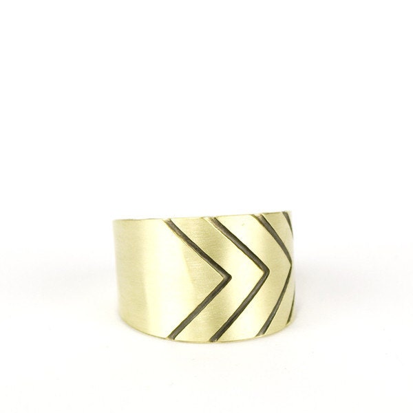 Adjustable gold ring - geometric chevron pattern - gold and black