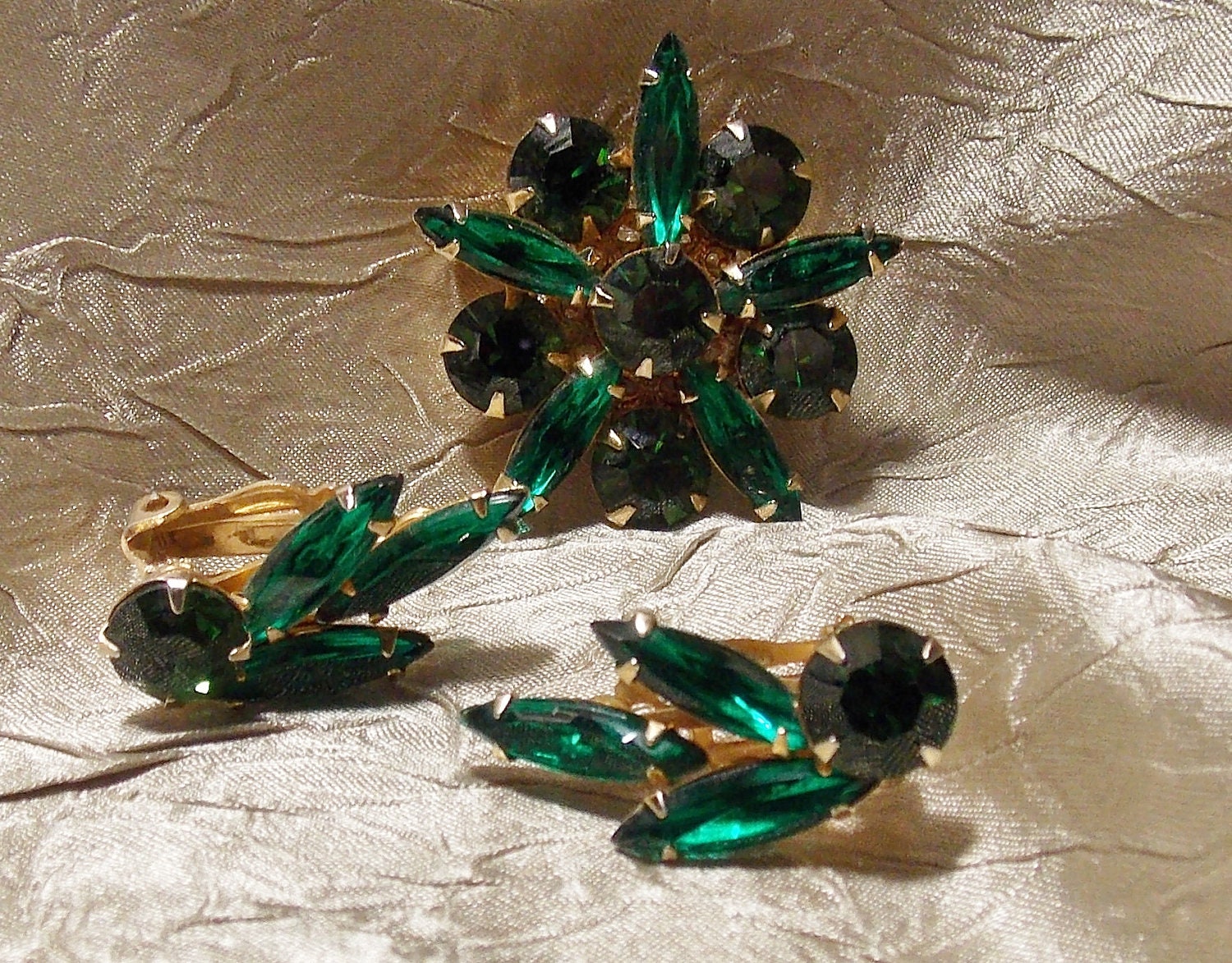 Vintage Rhinestone Green Weiss Brooch Earrings