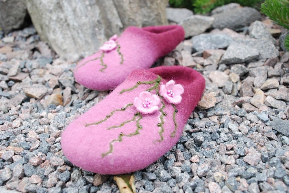 Ready to ship- 40Eu, 10US Cherry blossom- handfelted purple slippers/ home shoes