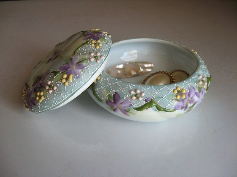 Vintage Trinket Jewelry Box .... ESTATE Sale Find ... Handpainted Dresser Box ... with Purple Flowers