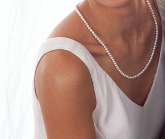 Classic Elegant Pearl Necklace