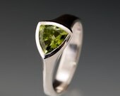 Tetra Ring with green Peridot in Sterling Silver Trillion Faceted Gemstone Ring