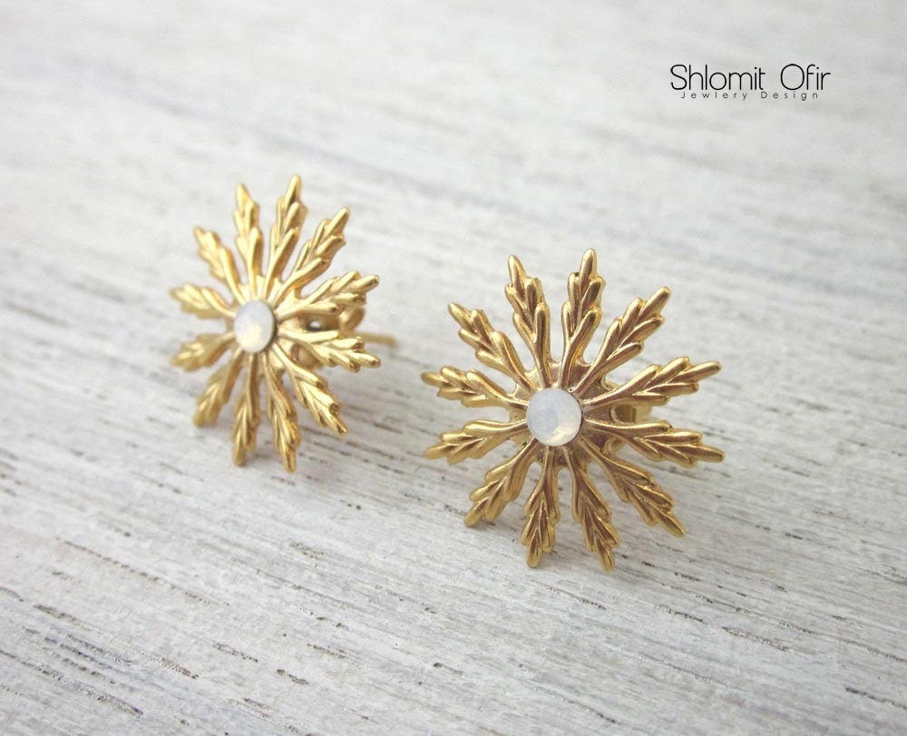 Snowflake Posts in Gold