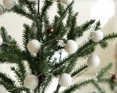 Holiday Garland Snowball White Felt, Decorate for the Holidays, Fetled Banner, Festive Home Decor, Tree Trimming, Winter Ornament Snowman