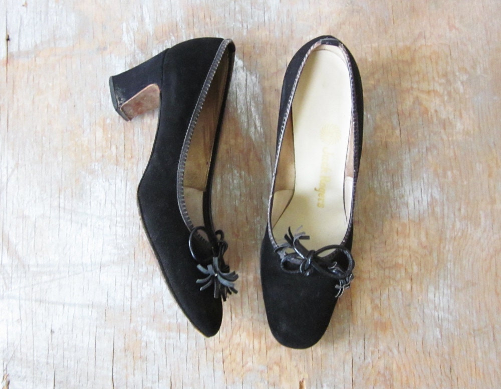 SALE black suede heels / vintage 1960s black suede pumps / size 6 60s shoes with bow tassel toes