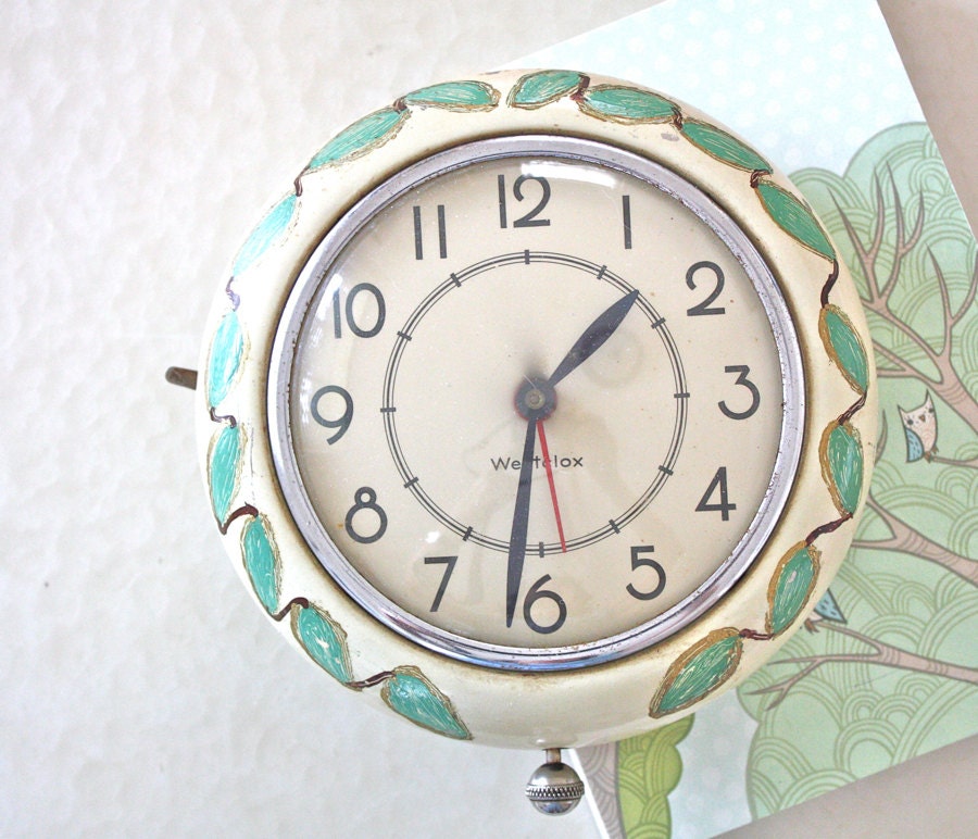 ViNTaGe CLoCK . WeSTCLoX  . FoLK ART SHaBBY CHaRM .  FoR DiSPLaY or ReSToRaTioN