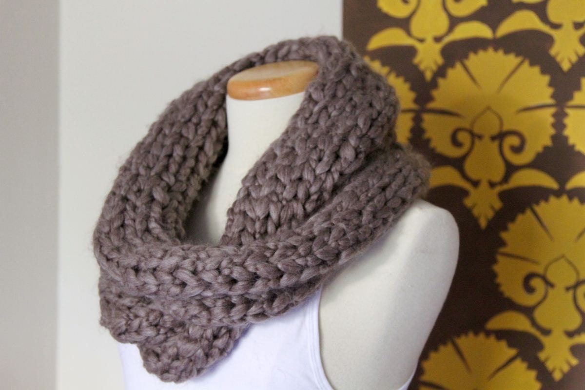 Chunky infinity scarf in taupe