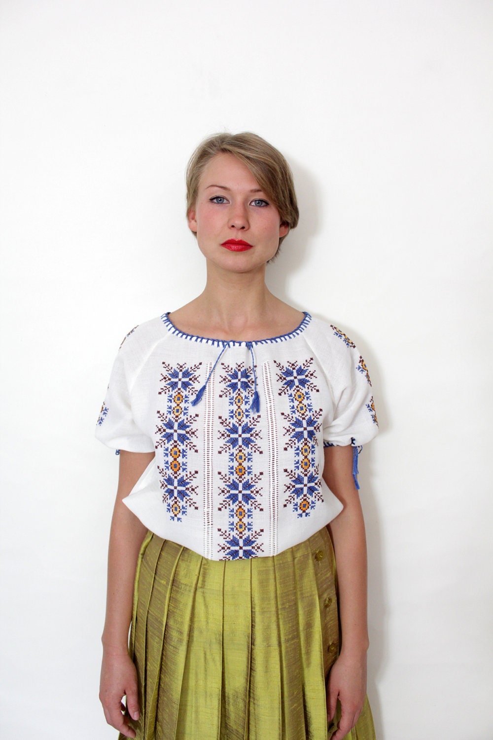 Vintage blouse / 70s embroidered folk top / M-L
