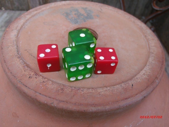 2 Vtg Green Bakelite Dice & 2 Red Plastic Dice