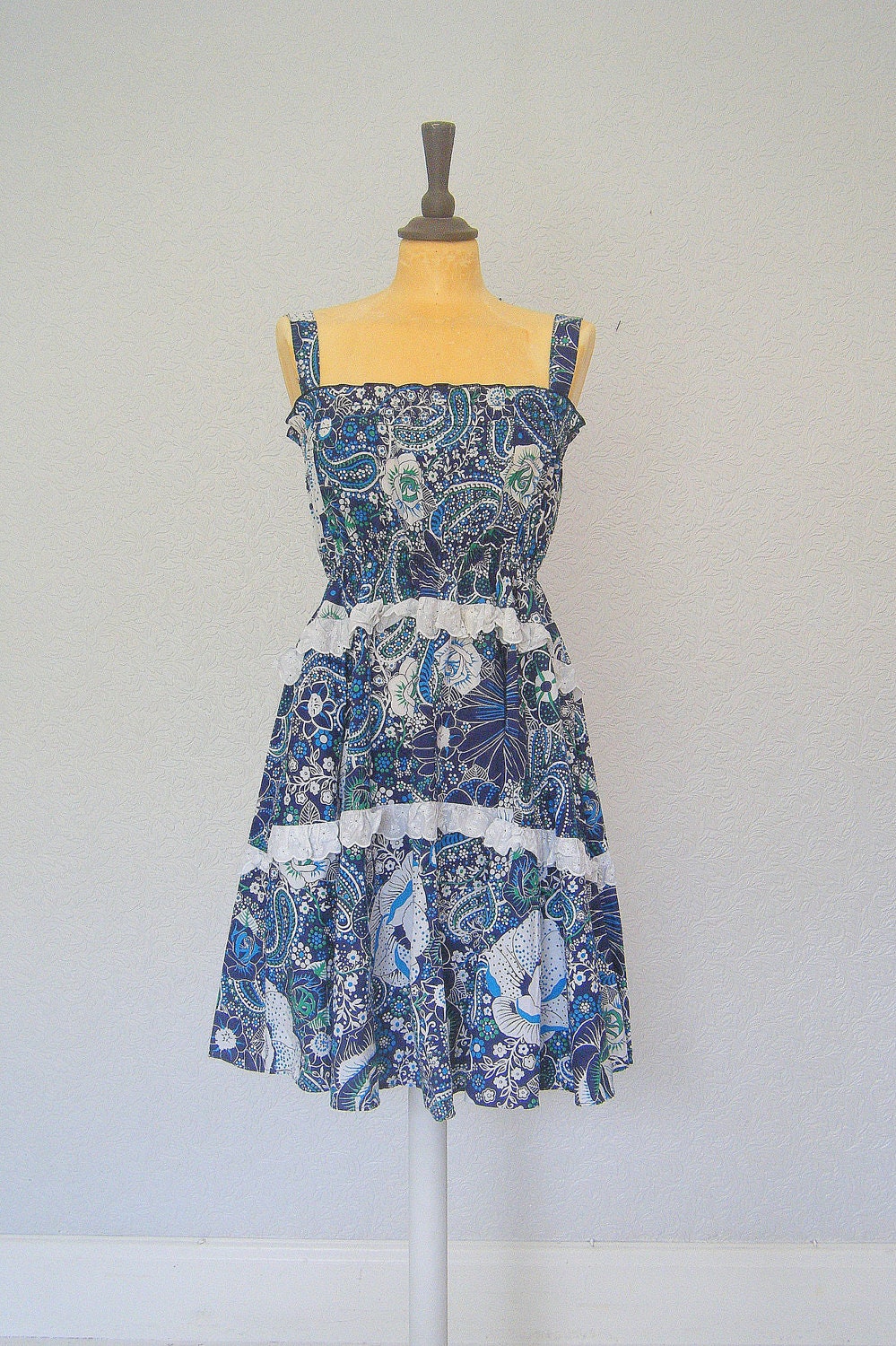 vintage. 70s blue green rose print dress
