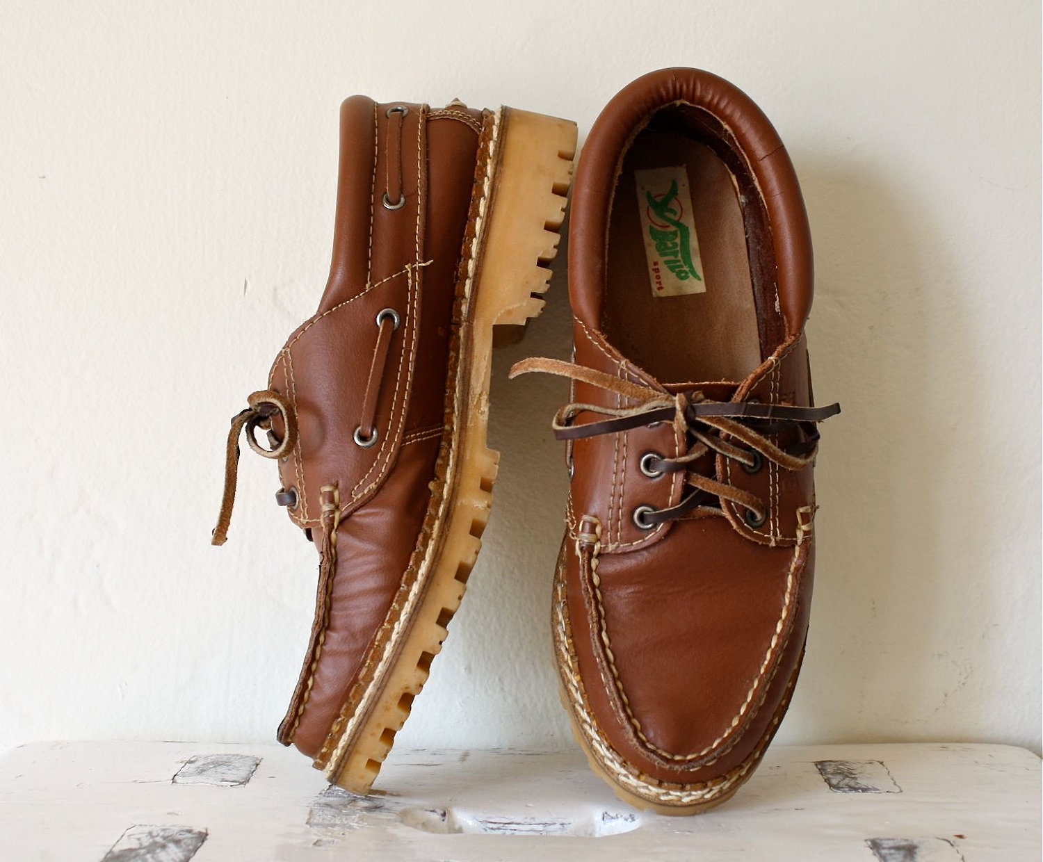 s a l e . 70s hiking camper deck shoes . 7 brown Argentina made topsiders