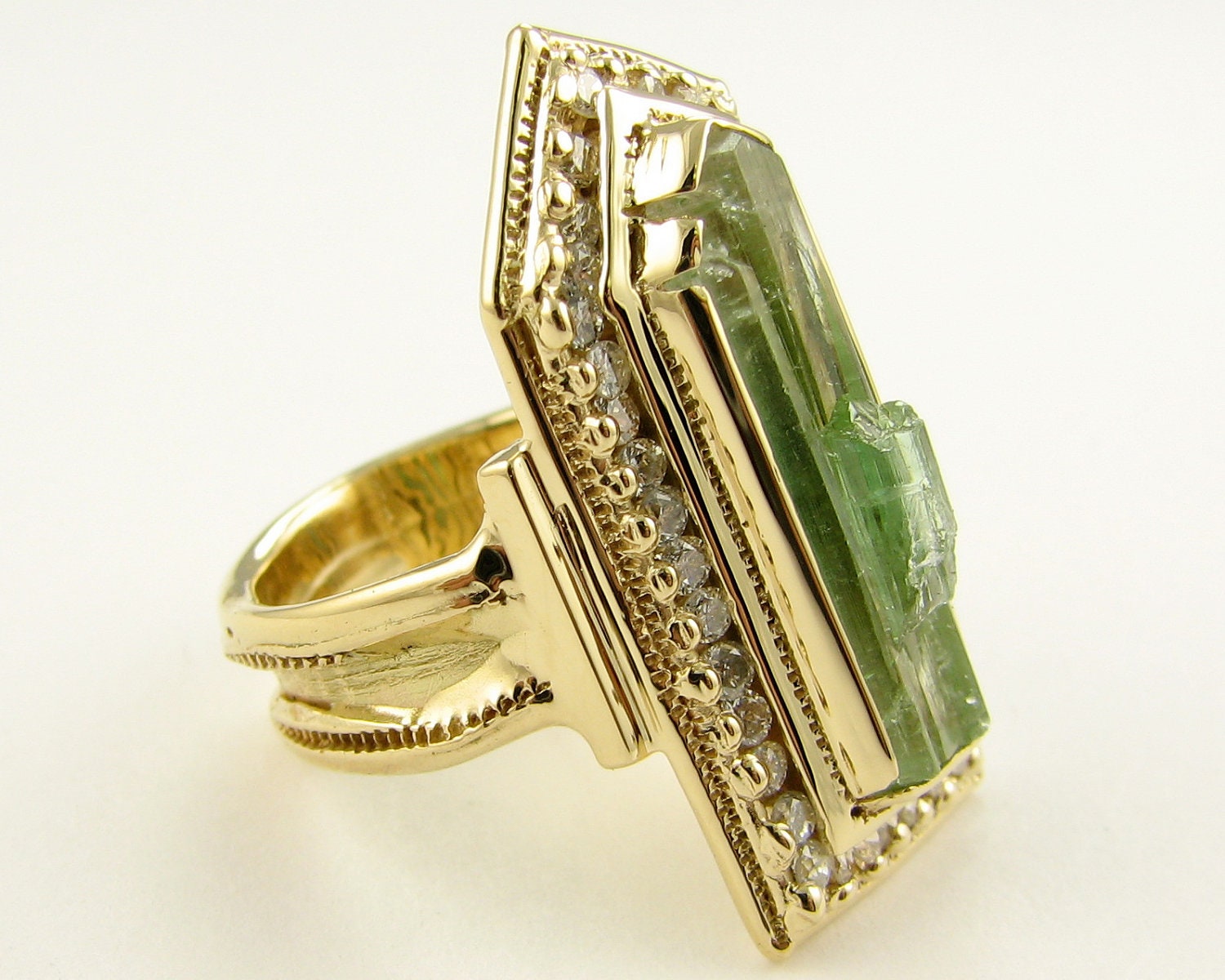 Pillar, a raw gem Ring in 18k Gold
