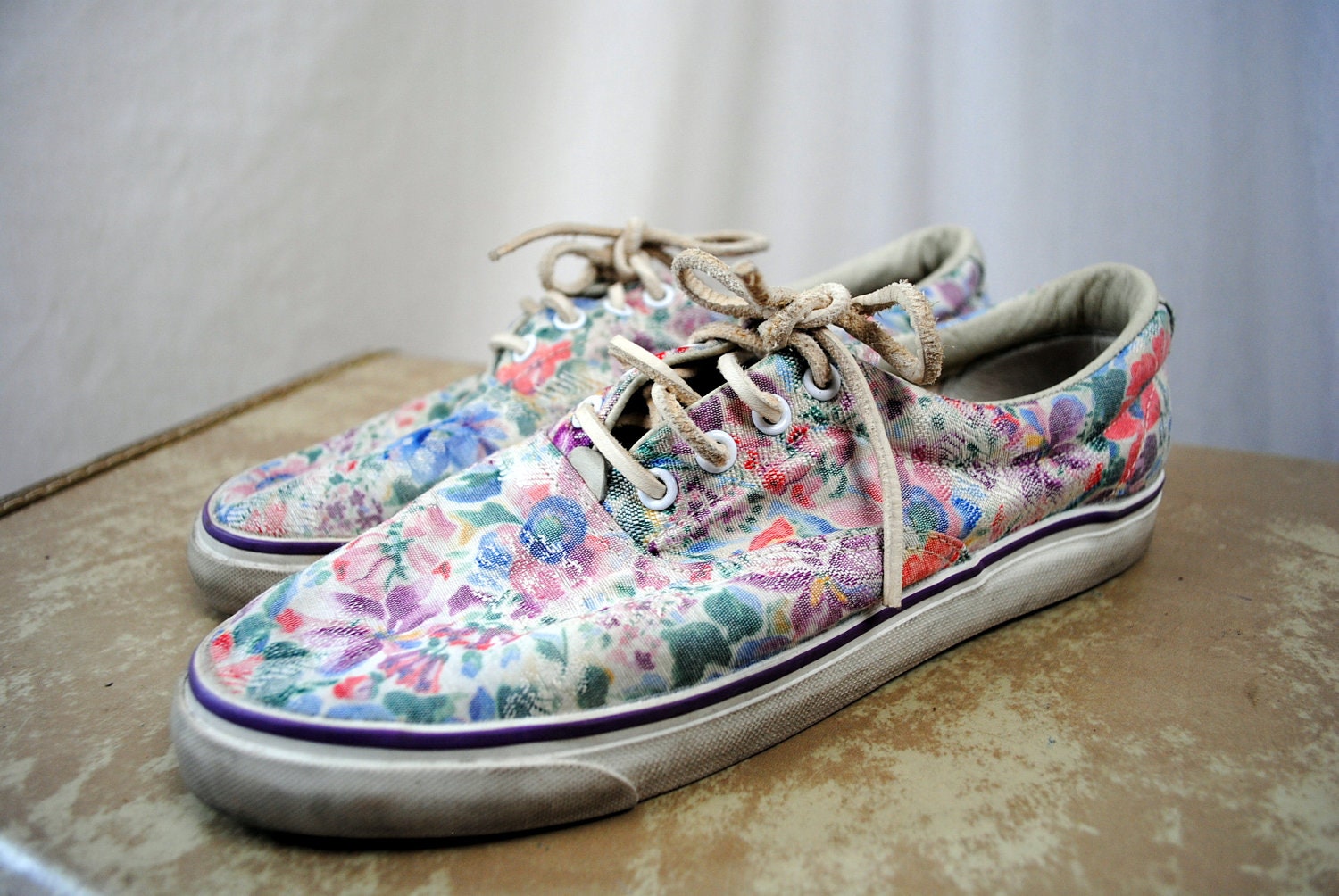 Cute Vintage 80s Bass Floral Sneakers - Size 8