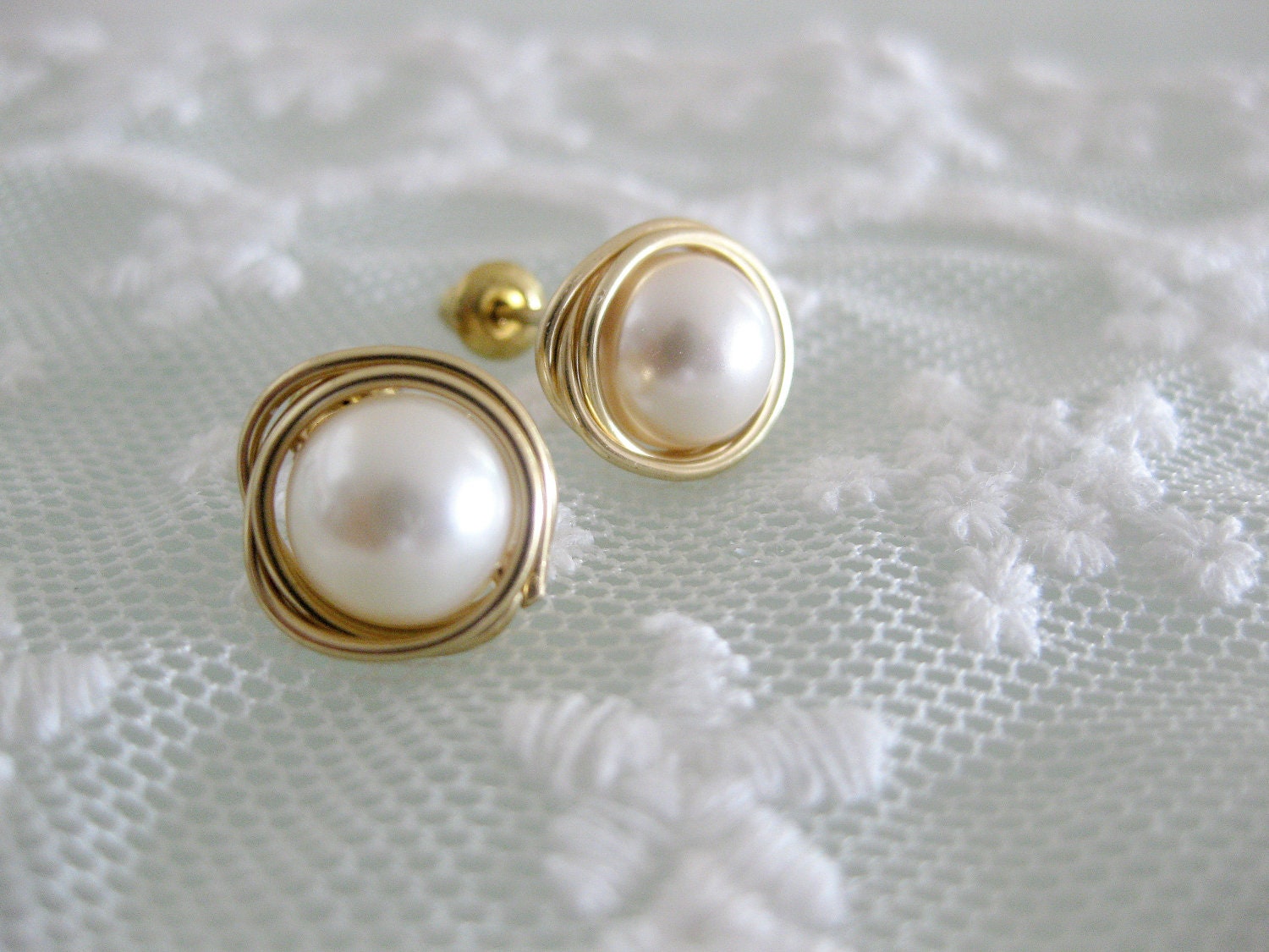 Swarovski pearl stud earrings in white. For brides, bridesmaids, weddings.