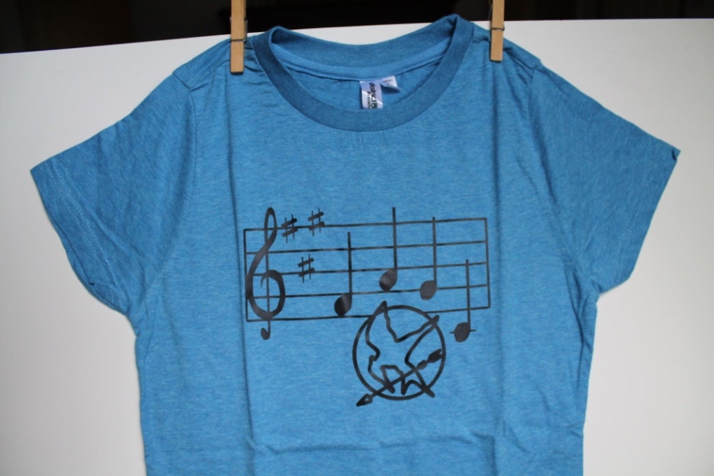CLEARANCE Hunger Games inspired Mockingjay whistle t-shirt in size Juniors Small