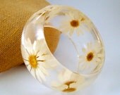 Daisy Resin Bangle.  Pressed Daisies Bracelet.  Real Flowers - Pressed Daisies.  Handmade Resin Jewelry