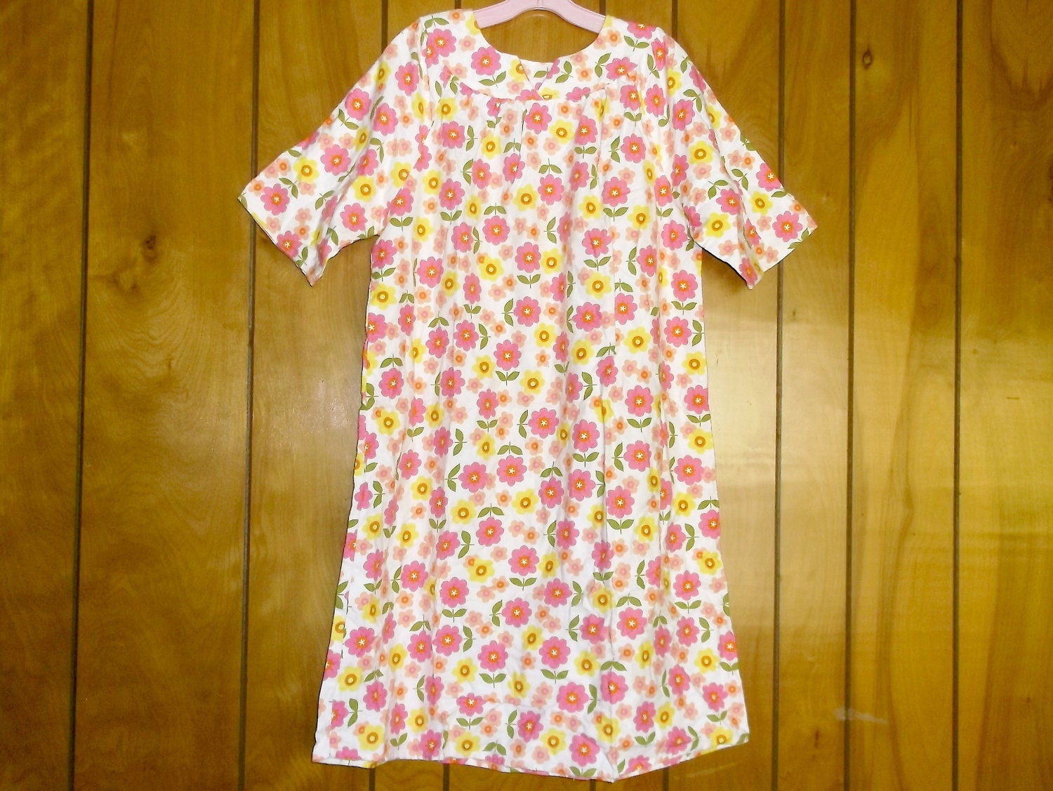 Vintage 'Flower Power' Flannel Gown . . . medium size . . . finders SaLe