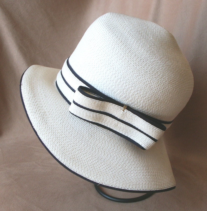 Vintage Gatsby Style Cloche Hat, White and Navy Blue Woven Straw, 20's or 30's Style, Small, Flapper, Depression Era Styl