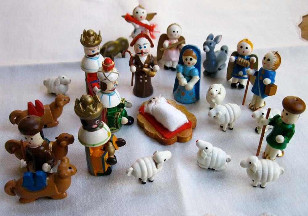 mini wooden figurines