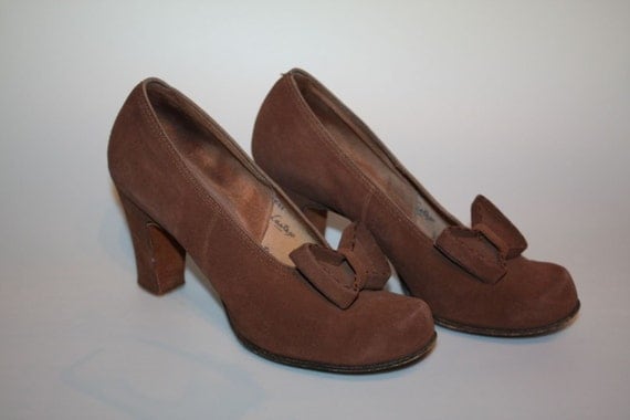 Chocolate Bows - WWII 1940s Milk Chocolate Nubuck Suede Pin Up Pumps w/Inverted Bows -