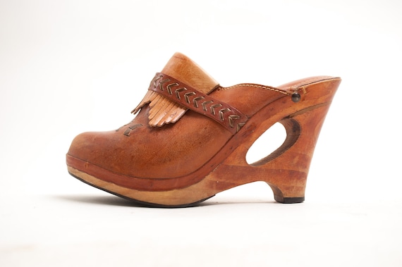 Vintage 1970s Wood Clogs - 70s Platform Clogs - Raw Sienna Brown Leather - 5N