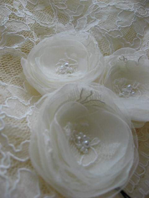 Ivory Bridal hair flowers Bobbypin set of 3, mini small wedding hair accessory, bridesmaid lace rose with crystals, pearls