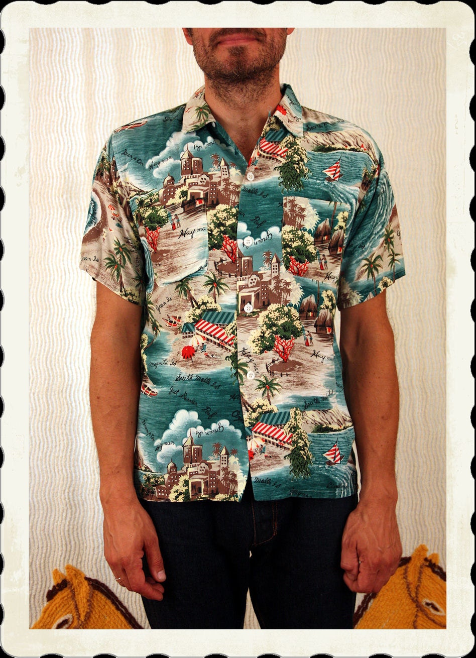RARE 1940's Australian Great Barrier Reef & Islands Print Novelty Print Rayon Button Up Shirt by Desmond - Rich Colors - Beach Life - Size L