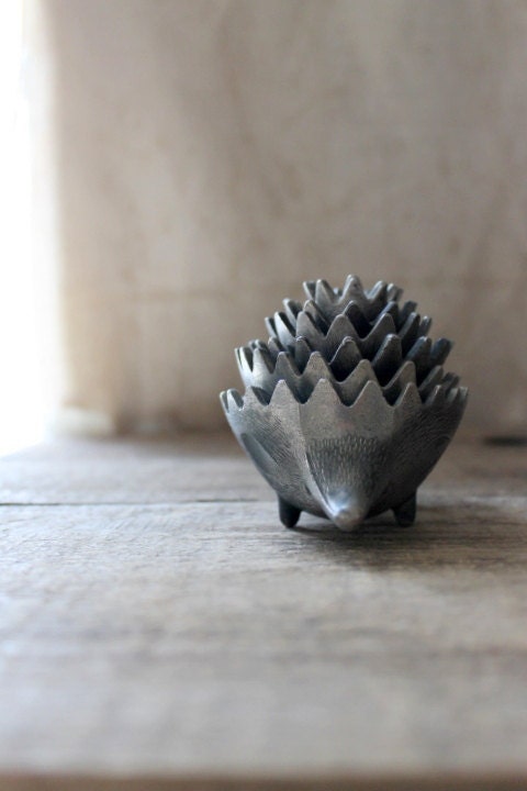 v i n t a g e stacking hedgehog ashtrays