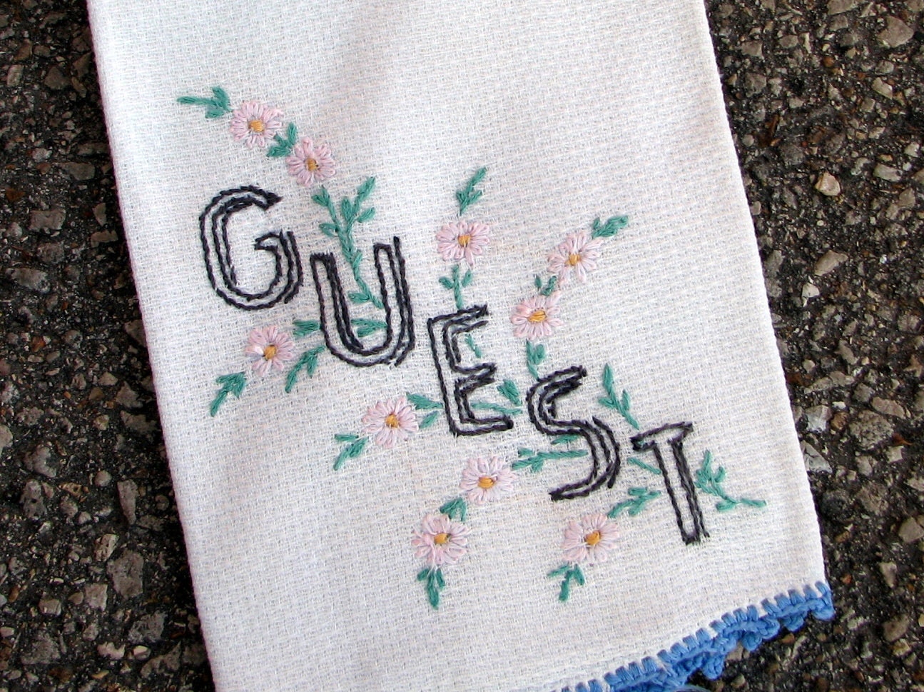vintage embroidered hand or fingertip guest towel