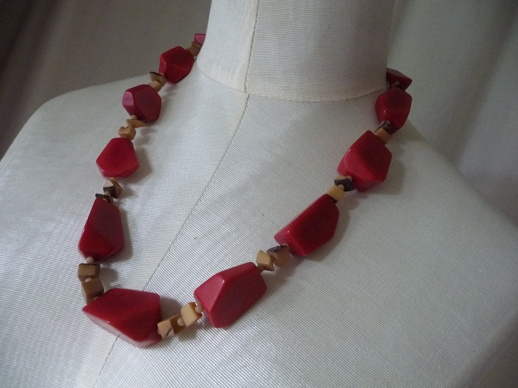Abstract 1940s Bakelite Chunk Necklace Lipstick Red and Butterscotch Faux Nut
