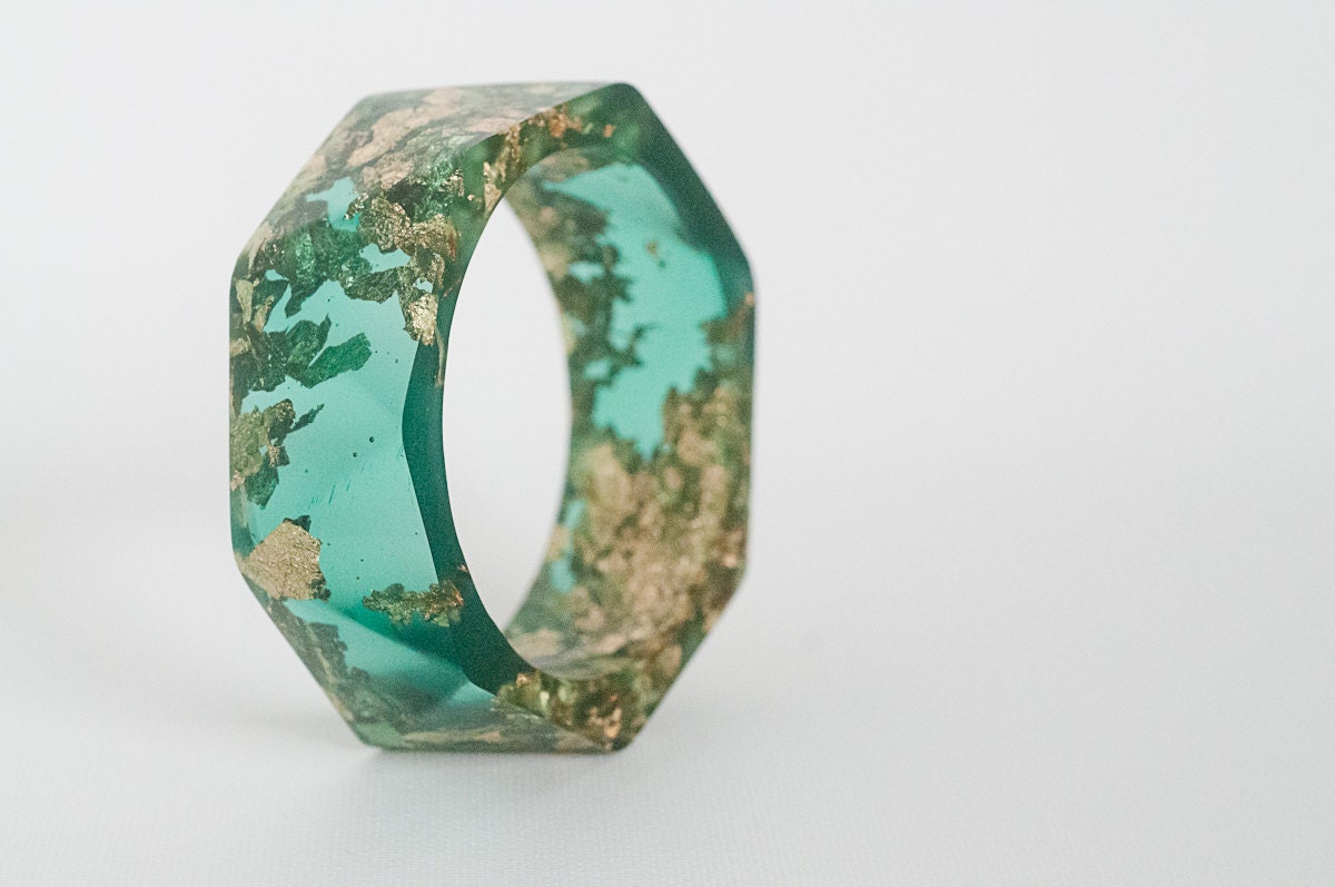 jewel tone green resin bangle made with eco resin containing gold flakes with large triangle facets