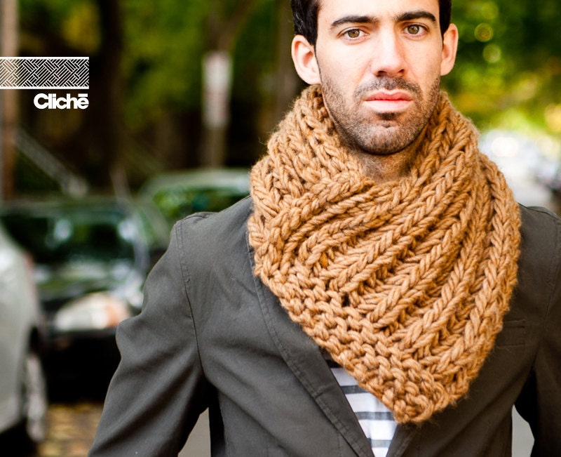 Le Chassé croisé - col au tricot, présenté en caramel