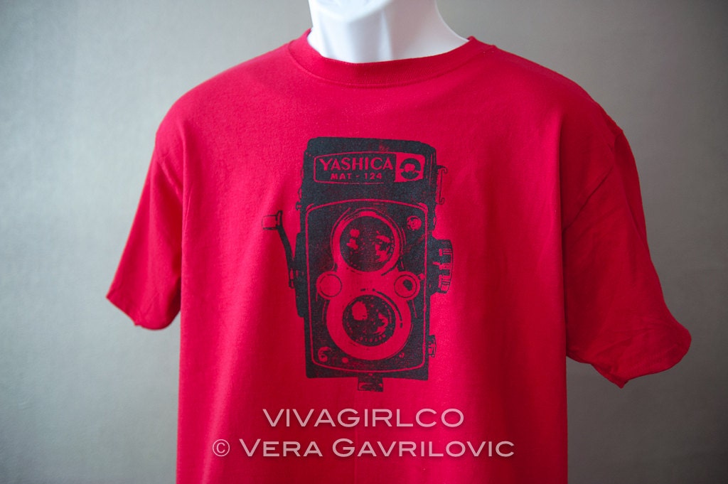 Vintage Camera Red Screenprinted TShirt Mens Womens Size Medium Relaxed Fit