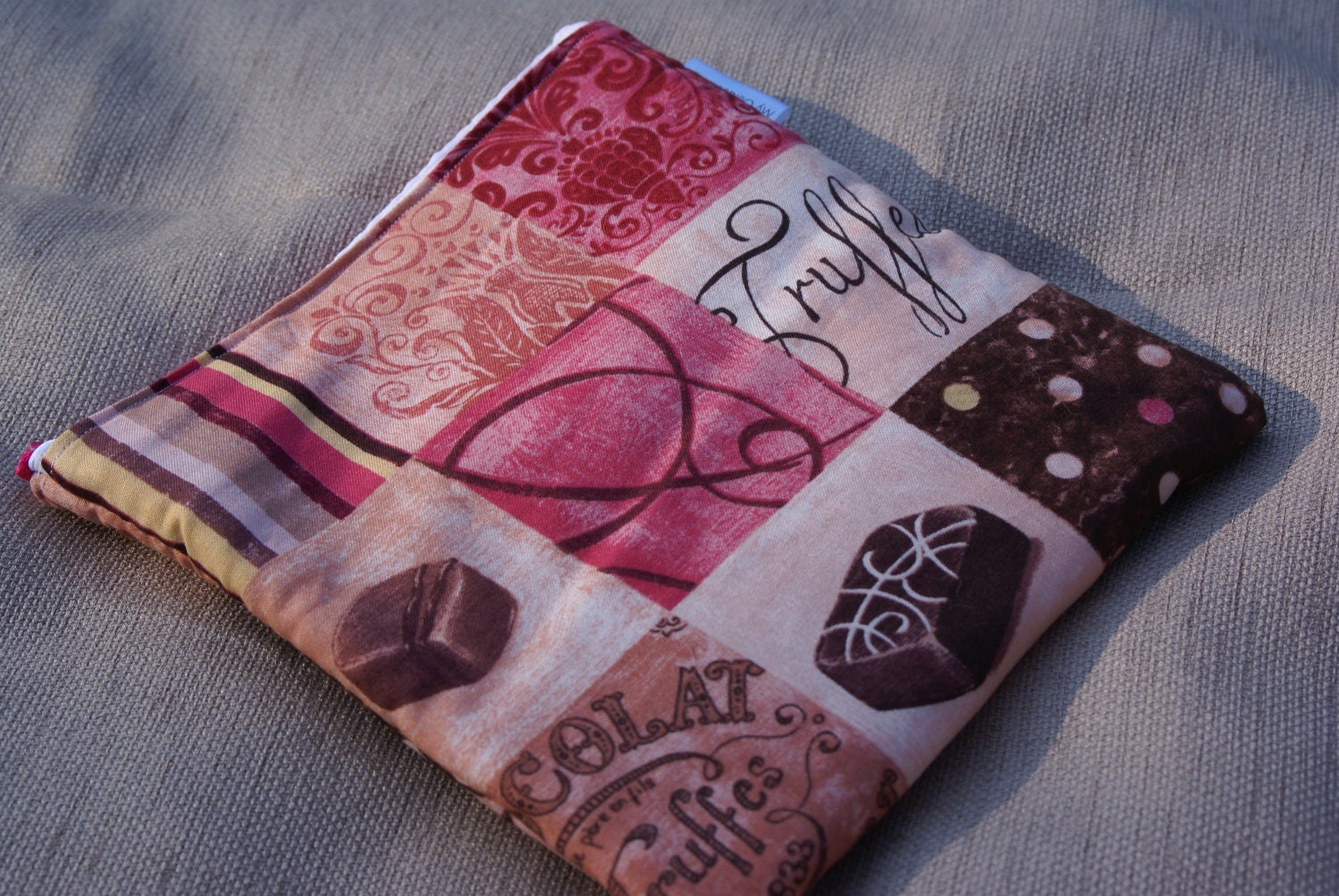 8" x 8" Insulated & Zippered Reusable Sandwich Bag w/ Pocket for Included Cool Pack in Pink Truffles