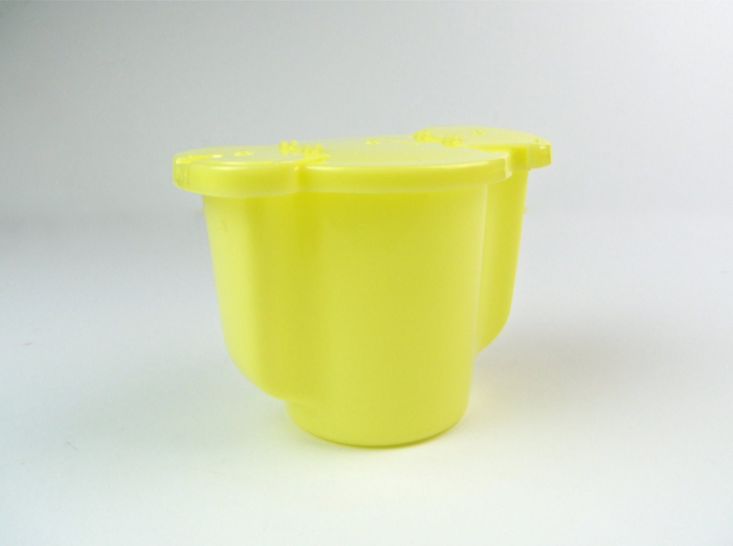vintage Tupperware sugar pourer, light yellow, snap off top, 2 flip-top pours, one small/one big