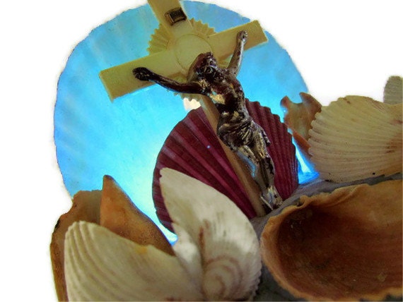 Chalkware shrine light with shells and plasic Jesus, vintage