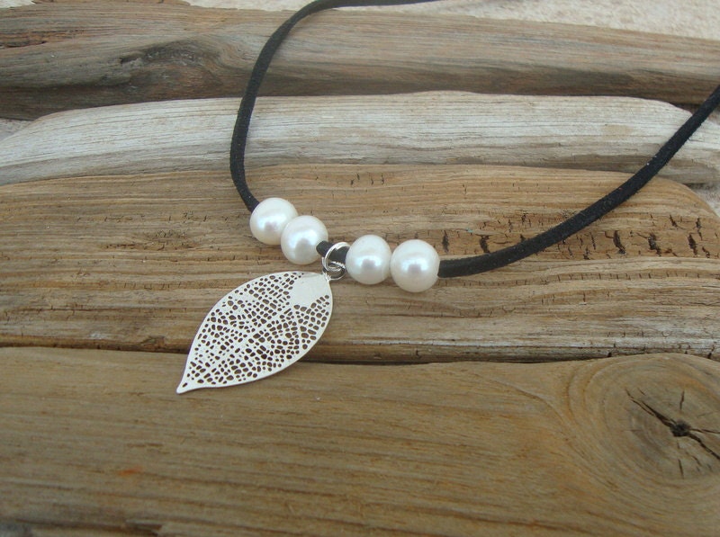 Natural pearls necklace  / leaf pendant / modern necklace / urban minimalist /  black suede / elegant
