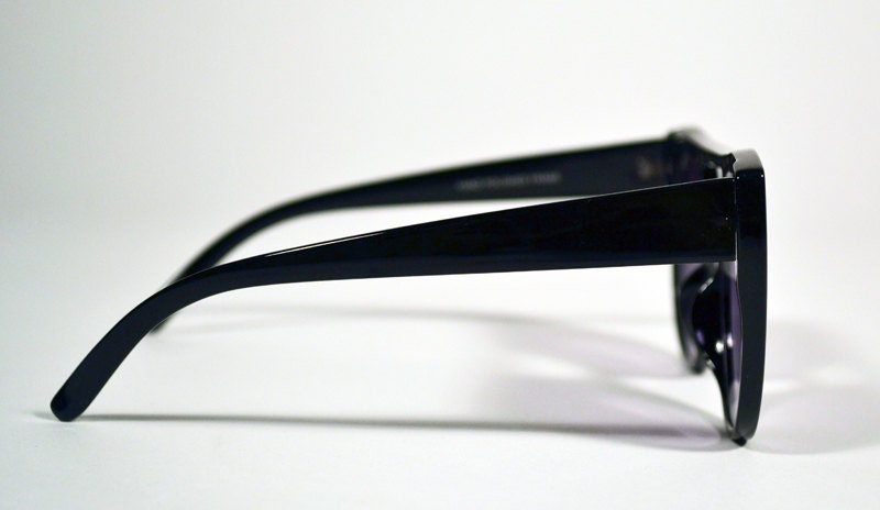 Vintage 80s Black Cat Eye Round Sunglasses