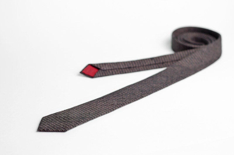 Skinny tie in brown and stripes