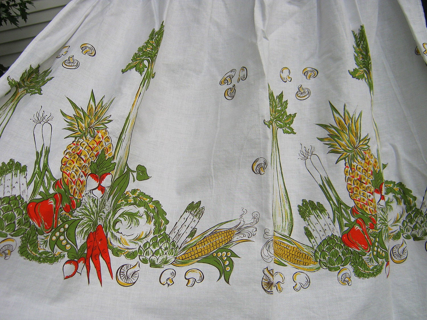 Vintage Vegie Apron Whimsical Vegetable Print Retro Kitchen