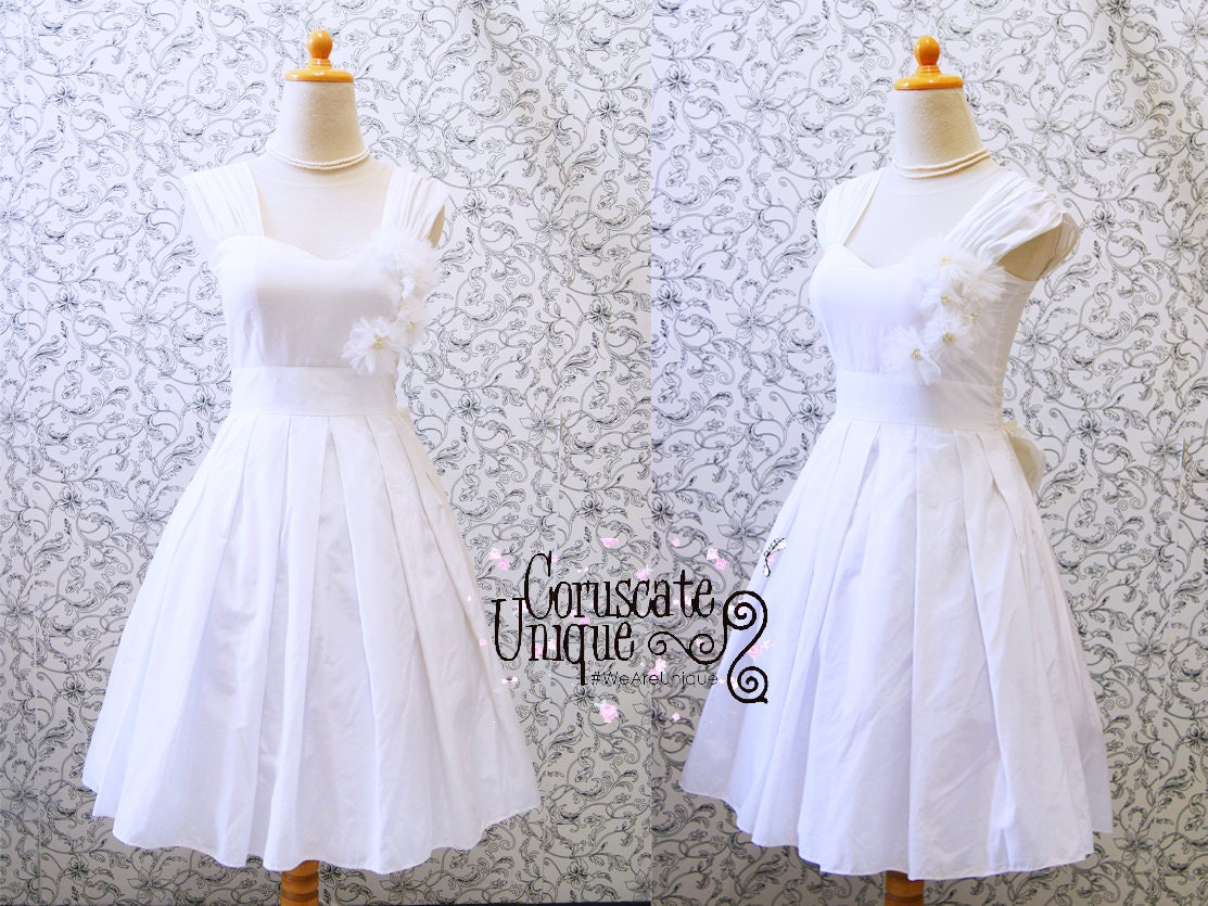 White Vintage Look Sweetheart Neckline Pleated Dress With Flower