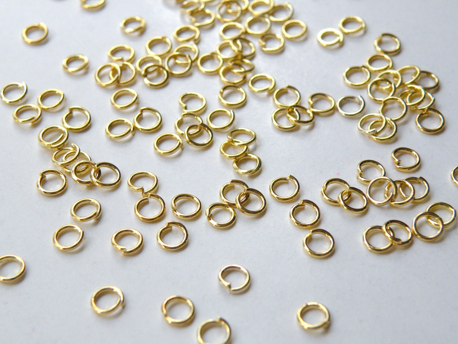 100 Jump Rings round open shiny gold 4x.7mm DB00558