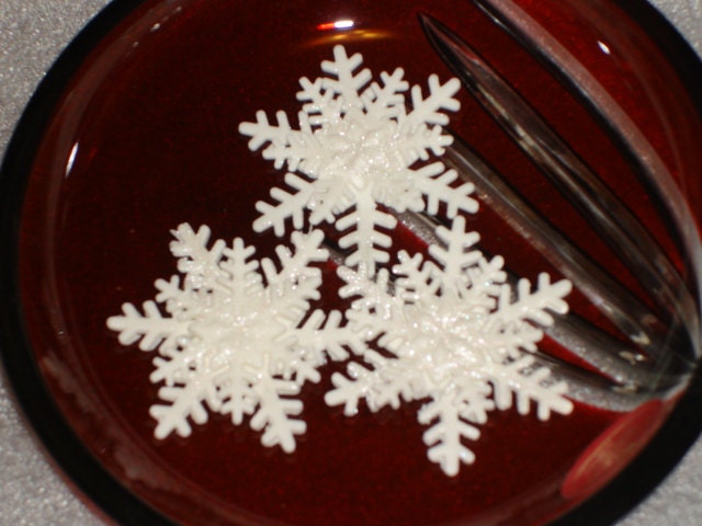 One Dozen Edible Gumpaste Snowflakes - GumpasteGarden