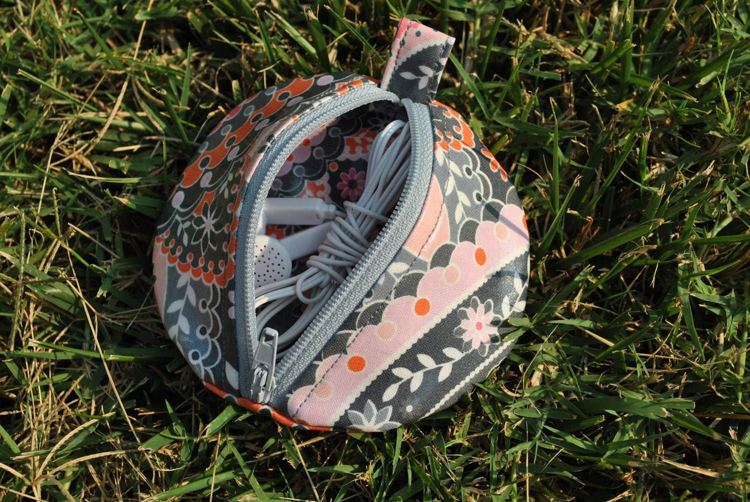 Ear bud zippy case-Gray Medallion